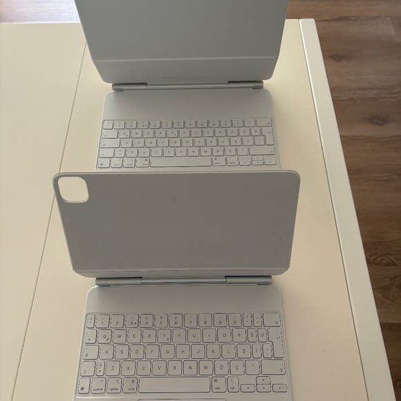 2 X APPLE Magic Keyboard for iPad 11'" and 13" - Picture 2 of 8